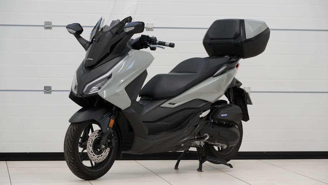 Honda Forza KPMF in Sparkle White von vorne