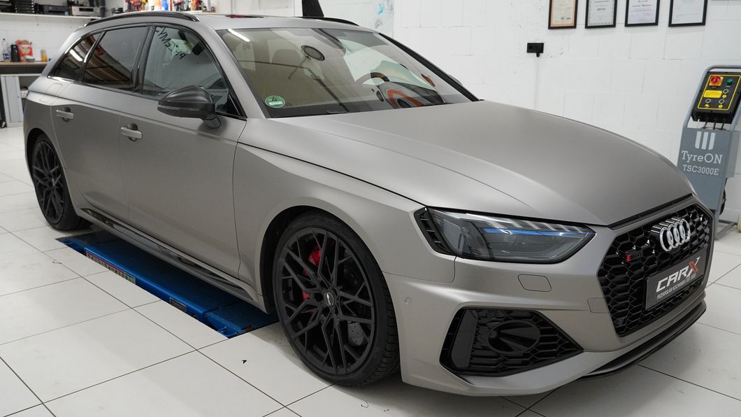 Audi RS4 in mattem Silber-Metallic steht in einer Werkstatt auf einer Hebebühne