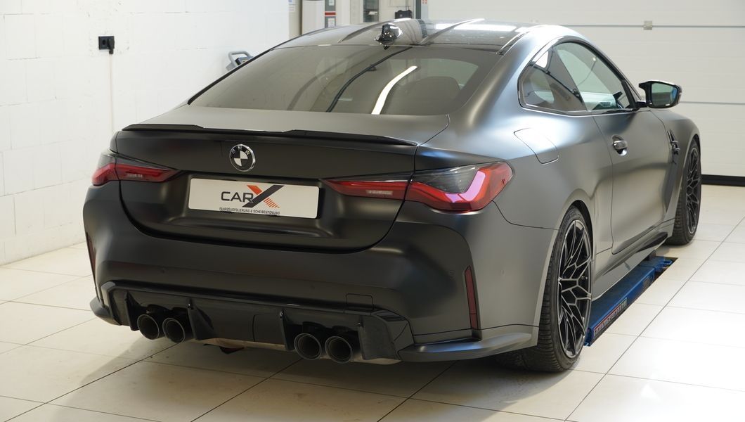 BMW M4 in matt schwarz von hinten