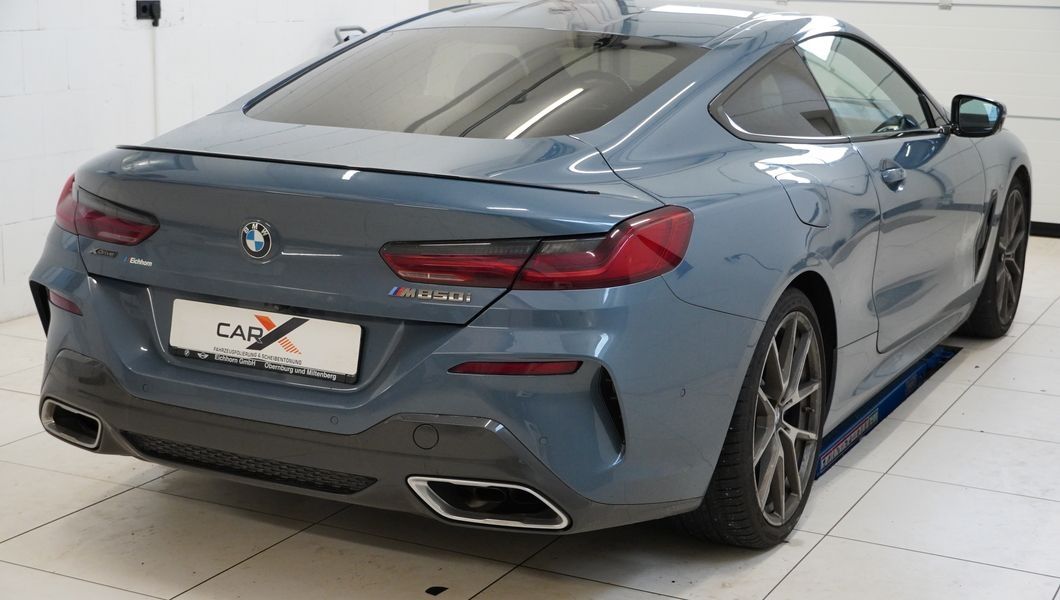 Blauer BMW M8 von hinten