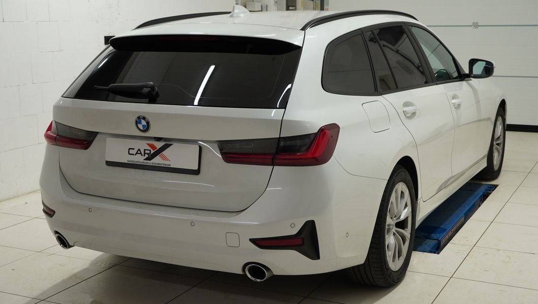 weißer BMW 5 mit neuer Scheibentönung von hinten