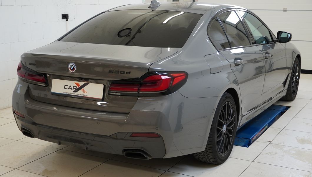 Grauer BMW mit Scheibentönung