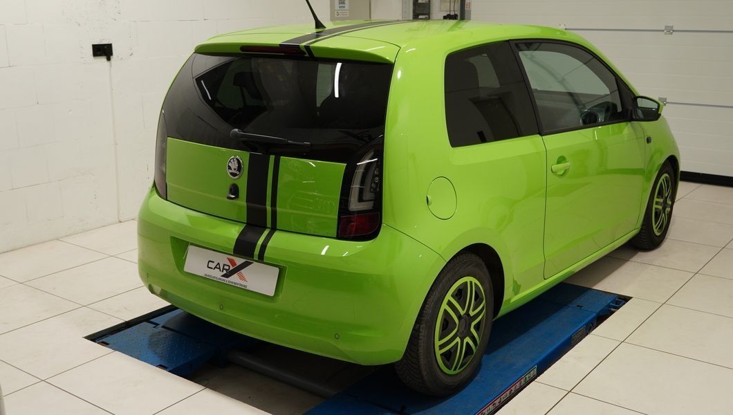 Grüner Skoda CityGo mit schwarzen Streifen