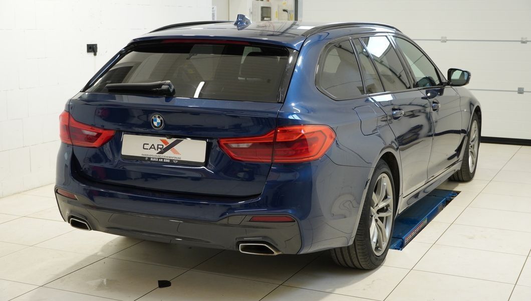 Blauer BMW 5 mit neuer Scheibentönung