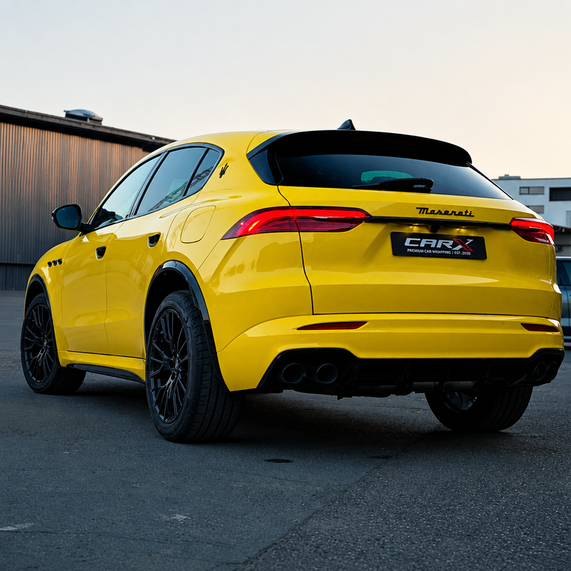 Gelber Maserati im Abendlicht