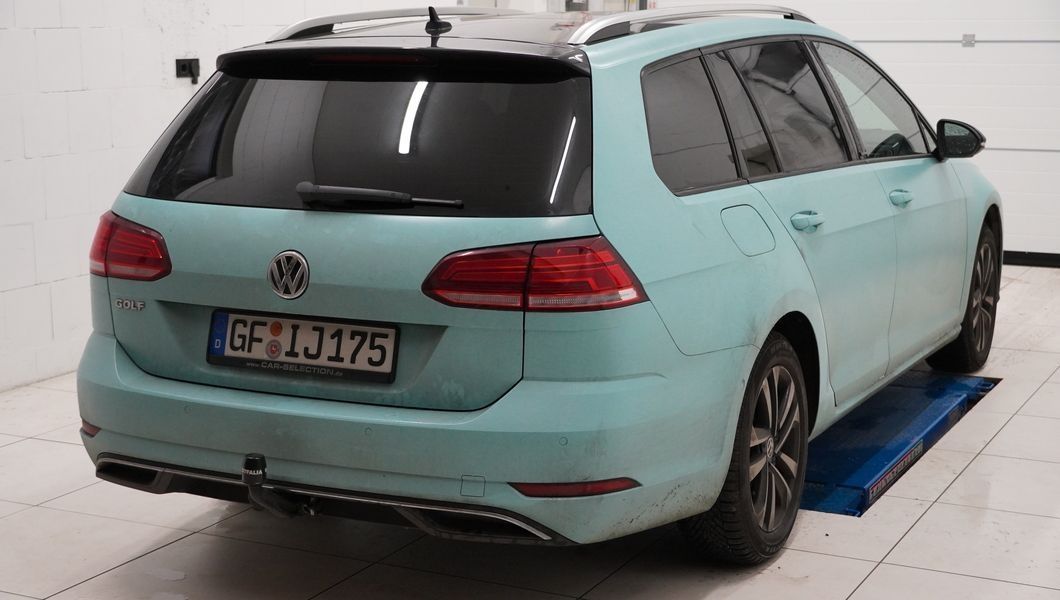 Blauer Golf 7 mit neuer Scheibentönung