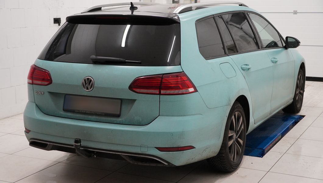 Blauer Golf 7 mit neuer Scheibentönung