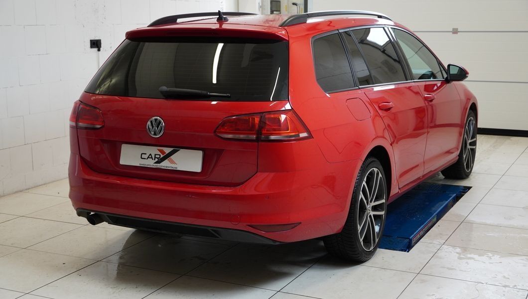 Roter Golf 7 mit Scheibentönung