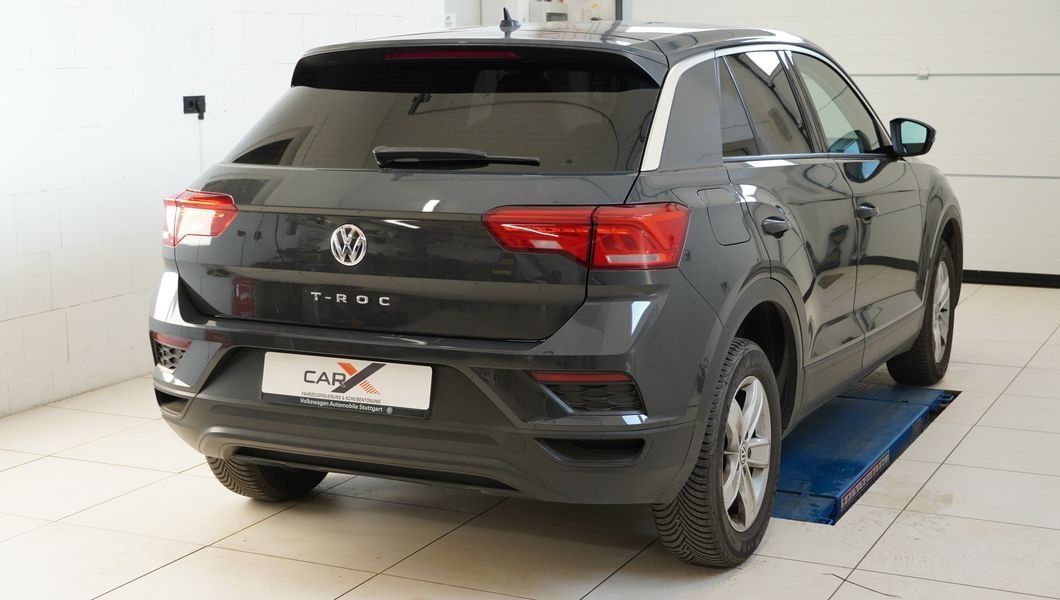 Schwarzer T-ROC mit Scheibentönung von hinten