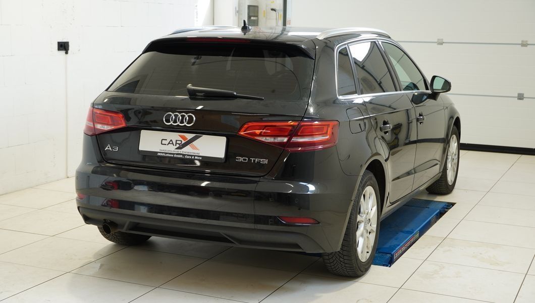 Schwarzer Audi A3 mit Scheibentönung