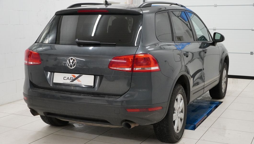 Dunkelgrauer Touareg mit Scheibentönung