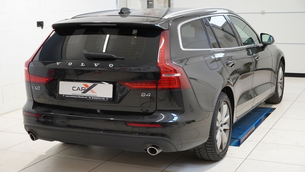 Schwarzer Volvo V60 mit neuer Scheibentönung