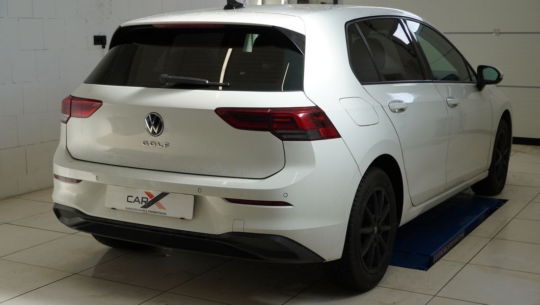 Weißer Golf 8 mit neuer Scheibentönung von hinten
